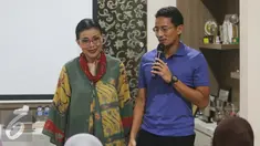 Balon Gubernur DKI Jakarta, Sandiaga Uno bersama Ibunda Mien R Uno memberi pelatihan Pengelolaan keuangan usaha kepada peserta program Perempuan Hebat, Perempuan Mandiri di Jakarta, Minggu (14/2). (Liputan6.com/Gempur M Surya)