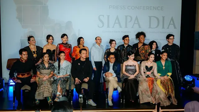 Potret Mesra Gisella Anastasia di Premiere Film 'Siapa Dia', Cinta Brian Setia Mendampingi