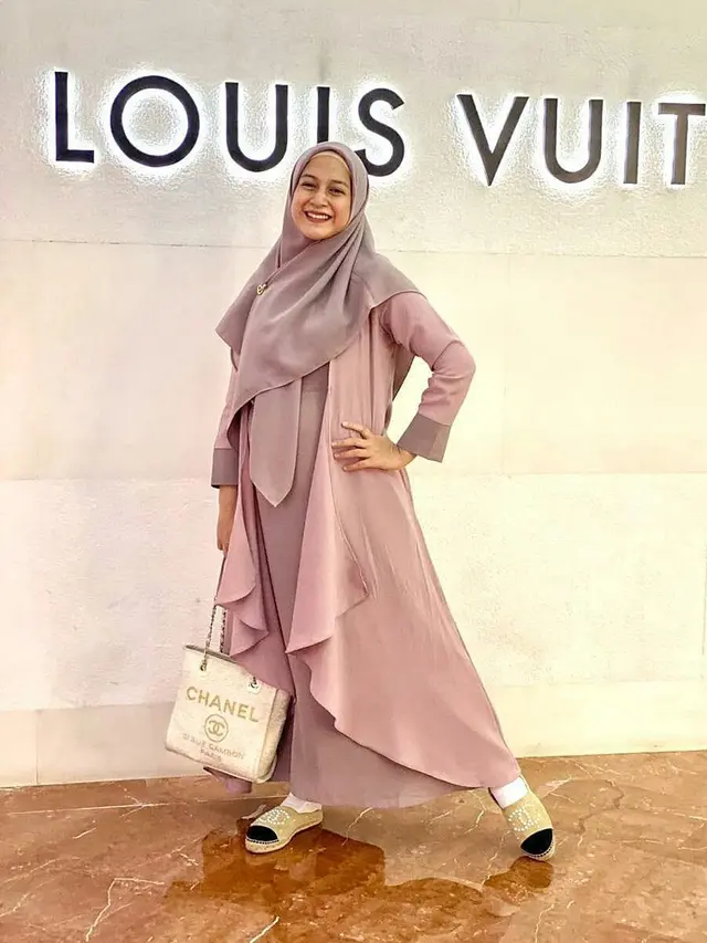 Hamil Anak Ke-3, Ini 6 Potret Nina Zatulini Pamer Baby Bump