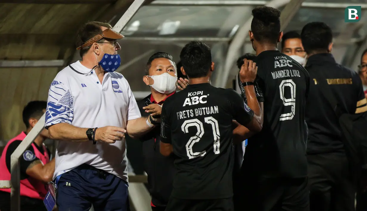 Pelatih Persib Bandung, Robert Rene Albert (kiri) bersitegang dengan ofisial tim Bhayangkara FC usai laga pekan ke-7 BRI Liga 1 2021/2022 di Stadion Moch Soebroto, Magelang, Sabtu (16/10/2021). (Bola.com/Bagaskara Lazuardi)