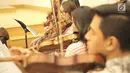 Personel Jakarta Concert Orchestra (JCO) berlatih di Balai Resital Kertanegara, Jakarta, Rabu (28/11). Batavia Madrigal Singers (BMS) dan The Resonanz Children’s Choir (TRCC) akan menjadi bintang tamu dalam konser ini. (Fimela.com/Bambang Purnama)