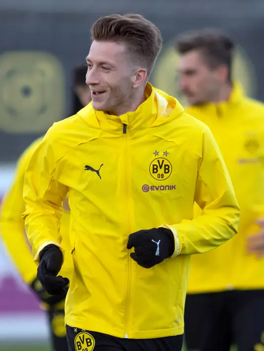 Gelandang Dortmund, Marco Reus tersenyum saat sesi latihan di Dortmund, Jerman barat (4/3). Pada leg pertama babak 16 besar Liga Champions Tottenham menang telak atas Dortmund 3-0 di Stadion Wembley. (AFP Photo/Bernd Thissen)