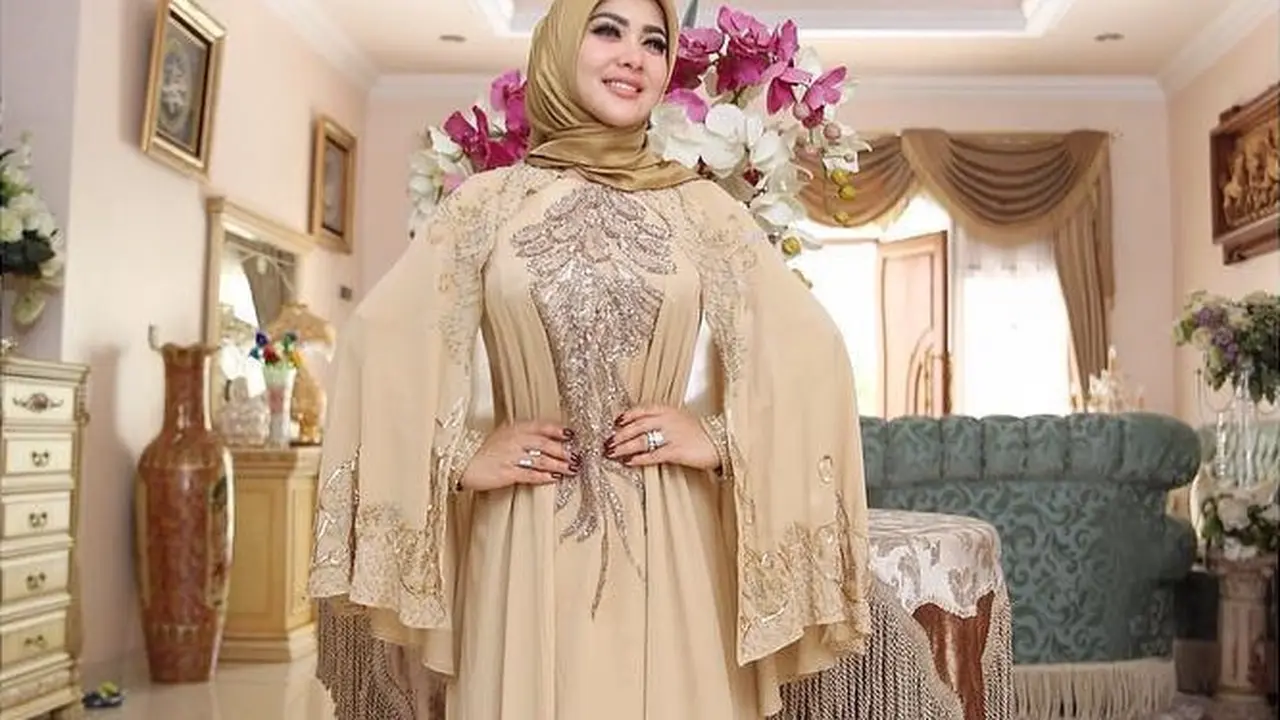 Gaya Modis Syahrini Saat Berhijab