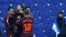 Para pemain Barcelona merayakan gol Gerard Pique  ke gawang Espanyol pada lanjutan La Liga santander di RCDE stadium, Cornella Llobregat, Spanyol, (4/2/2018). Espanyol dan Barcelona bermain imbang 1-1. (AFP/Pau Barrena)