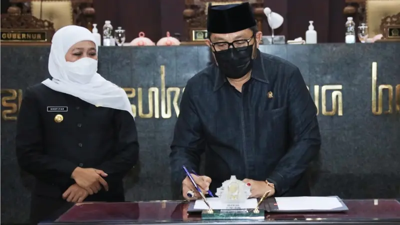 Khofifah dan DPRD Jatim mengesahkan Perda perlindungan pekerja migran. (Dian Kurniawan/Liputan6.com)