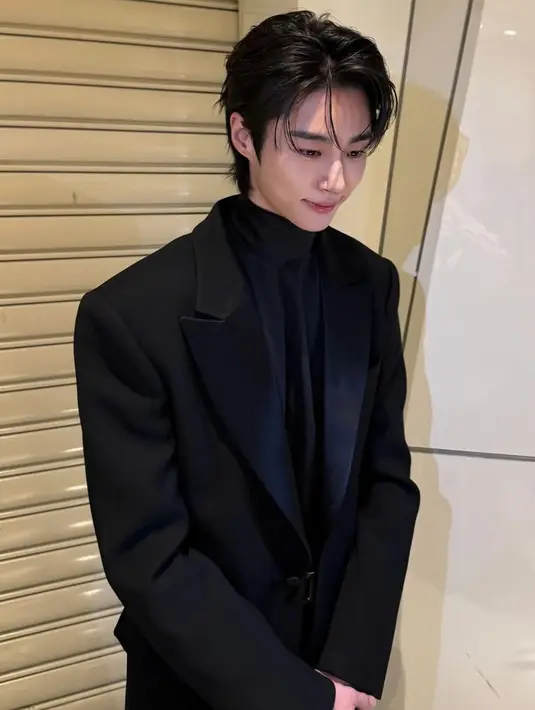 Rambut pendeknya ditata messy dengan beberapa poni depan. Tampilannya pun tampak memesona.[@byeonwooseok]