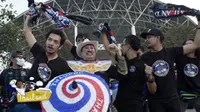 Suporter Thailand yang tergabung dalam Thailand Hardcore menyanyikan lagu Iwak Peyek dengan bahasa Thailand di Stadion Rajamangala, Bangkok. (Bola.com/Vitalis Yogi Trisna)