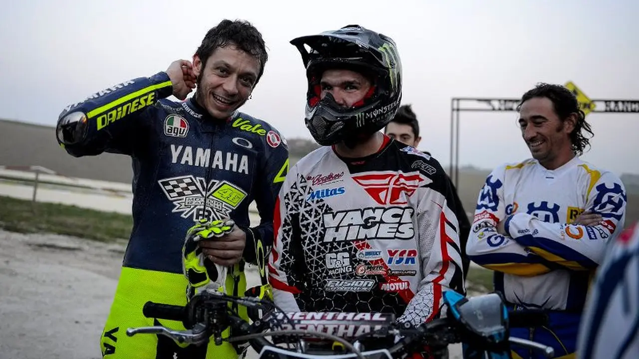 Valentino Rossi (kiri) dan Brad Baker