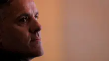 Pelatih Timnas Indonesia, John Herdman, dalam acara perkenalan secara resmi ke publik dalam sesi konferensi pers di Hotel Mulia Senayan, Jakarta, Selasa (13/1/2026). (Bola.com/Bagaskara Lazuardi)