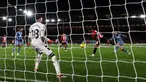 Pemian Aston Villa, Alex Moreno (kanan) mencetak gol kelima timnya ke gawang Sheffield United pada laga lanjutan Liga Inggris 2023/2024 di Bramall Lane, Sheffiled, Inggris, Minggu (04/02/2024) dini hari WIB. (AFP/Darren Staples)