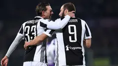 Gelandang Juventus, Federico Bernardeschi (kiri) berselebrasi bersama rekannya Gonzalo Higuain usai mencetak gol ke gawang Fiorentina di Liga Serie A Italia di stadion Atemio Franchi, Florence (9/2). Juventus menang 2-0. (AFP Photo/Filippo Monteforte)