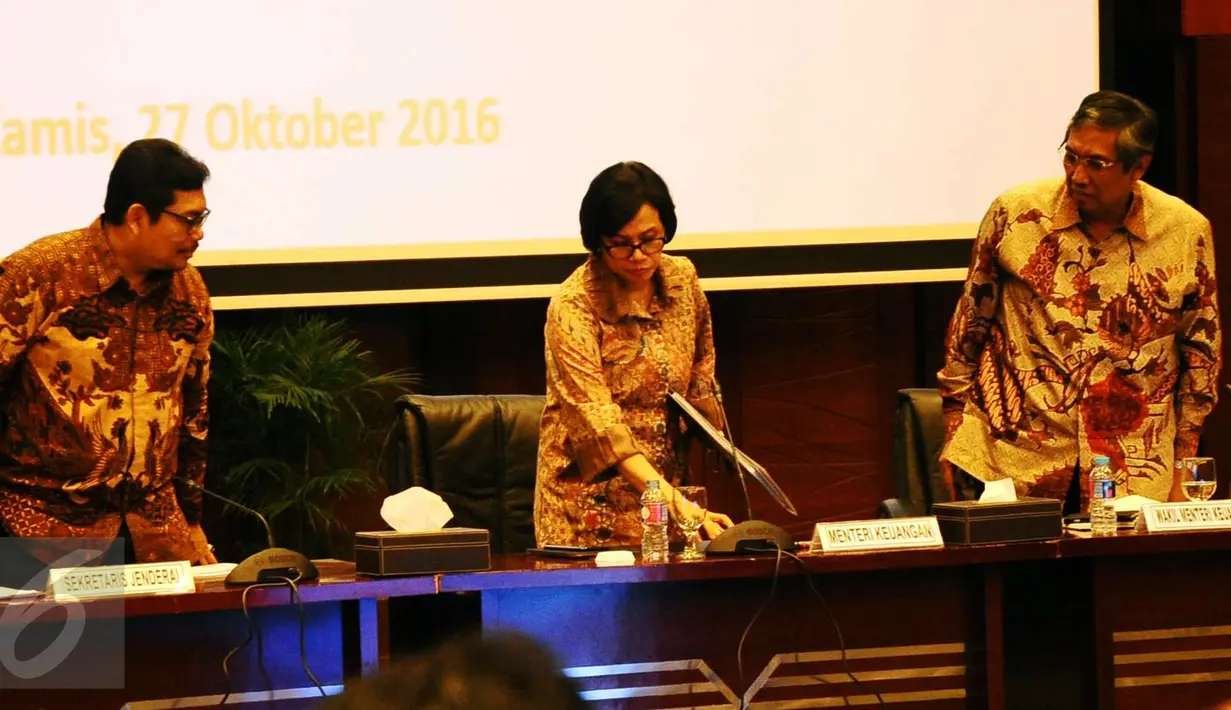 Menteri Keuangan Sri Mulyani  bersama Wamen Mardiasmo saat konferensi pers terkait pengesahan asumsi makro dan postur Anggaran Pendapatan dan Belanja Negara (APBN) 2017 di kantor Kemenkeu, Jakarta, Kamis (27\10). (Liputan6.com/Angga Yuniar)