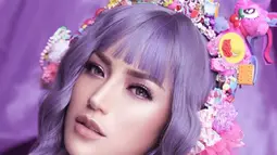Tak hanya warna-warna netral, aktris cantik ini juga sempat menggunakan warna rambut yang nyentrik seperti warna ungu. Penampilan Jedar yang unik dan nyentrik ini terlihat bak boneka. (Liputan6.com/IG/@inijedar)