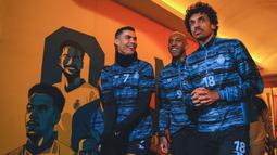 Cristiano Ronaldo (kiri) bersama rekannya, Vincent Aboubakar (tengah) dan Luiz Gustavo berjalan memasuki Stadion Mrsool Park, Arab Saudi untuk melakukan sesi latihan pada Jumat (13/01/2023) waktu setempat. (Twitter/@AlNassrFC)