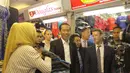 Di dalam pasar, Jokowi mengajak Mark Zurkerberg menghampiri salah satu kios pakaian di Pasar Tanah Abang, Jakarta, (13/10/14). (Liputan6.com/Herman Zakharia) 