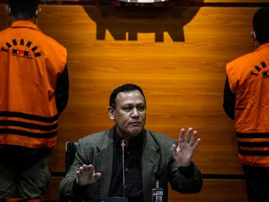 Ketua KPK Firli Bahuri saat konferensi pers terkait penahanan Menteri Sosial Juliari Batubara di Jakarta, Minggu (6/12/2020). KPK menahan Juliari Batubara dan pejabat pembuat komitmen Kemensos Adi Wahyono untuk kepentingan pemeriksaan kasus korupsi dana bansos Covid-19. (Liputan6.com/Johan Tallo)