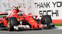 Pebalap Ferrari, Kimi Raikkonen, sedang beraksi pada balapan F1 GP Rusia di Sochi Autodrom, 30 April 2017. (EPA/Valdrin Xhemaj)