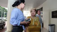 Rekan selebritis jenguk Julia Perez di RSCM (Deki Prayoga/bintang.com)