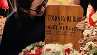 9 Potret Artis di Samping Makam Vidi Aldiano Memeluk Nisan, Kirim Doa Penuh Cinta