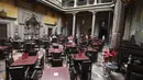 Pelanggan menerapkan jaga jarak aman untuk mencegah penyebaran virus corona COVID-19 saat makan di Restoran Sanborns of the Azulejos, Mexico City, Meksiko, Rabu (1/7/2020). (AP Photo/Eduardo Verdugo)