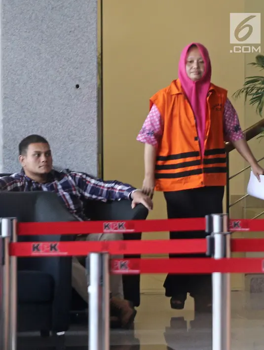 Plt Kepala Dinas Kesehatan Pemkab Jombang Inna Silestyowati seusai menjalani pemeriksaan di Gedung KPK, Jakarta, Selasa (3/4). Inna yang akan disidangkan di PN Tipikor Surabaya dipindah ke Rutan Klas II A Perempuan Surabaya. (Liputan6.com/Herman Zakharia)