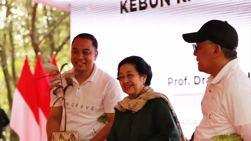 Presiden Kelima RI Megawati Soekarnoputri meresmikan Kebun Raya Mangrove Surabaya, di kawasan Gunung Anyar, Jawa Timur, Rabu (26/7/2023).