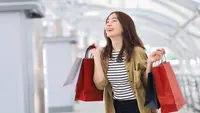 Ilustrasi wanita muda tengah berbelanja. (Shutterstock/Mallika Home Studio)