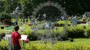 Pengunjung melihat miniatur Kincir Raksasa Wina di Taman Minimundus, Klagenfurt, Austria, Senin (8/8). Taman Minimundus menampilkan aneka bangunan unik dari berbagai negara. (REUTERS/Heinz-Peter Bader)