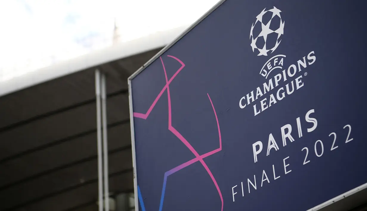 Papan bertuliskan laga final Liga Champions 2022 antara Liverpool melawan Real Madrid yang terpasang di Stade de France, Saint-Denis, pada 24 Mei 2022 waktu setempat. Dalam waktu 48 jam, rumput baru yang ditanam di luar Barcelona, dipasang di Stade de France untuk pertandingan final Liga Champions antara Real Madrid dan Liverpool yang dijadwalkan berlangsung pada 28 Mei 2022. (AFP/Franck Fife)