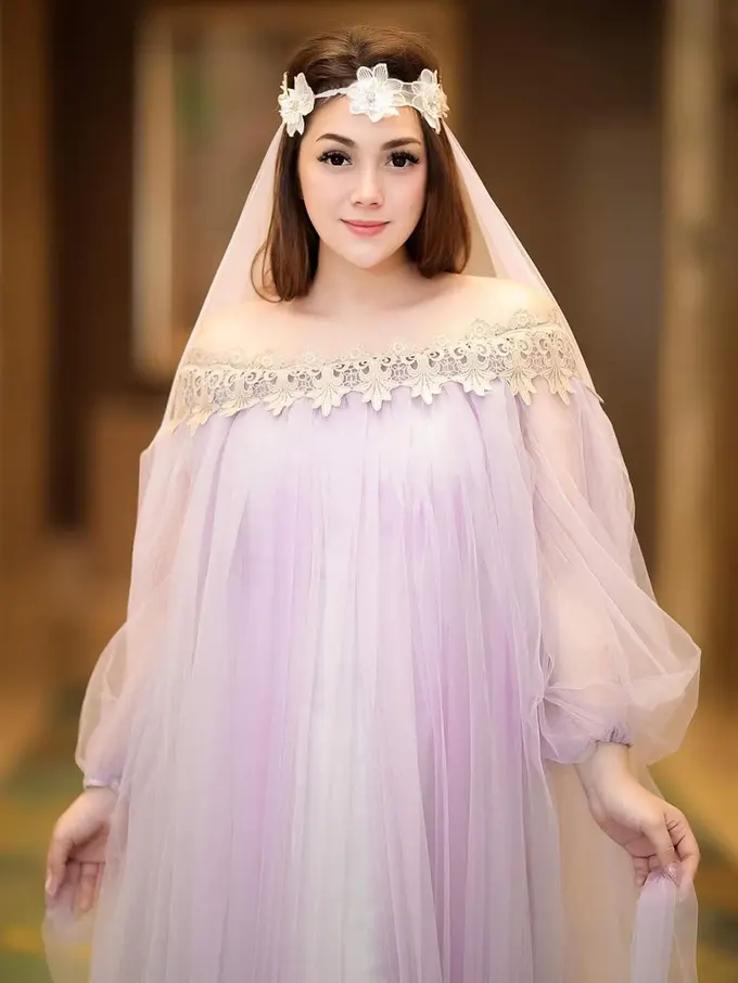 FOTO: Gaya Celine Evangelista Pakai Outfit Off-Shoulder, Tampil Bak ABG