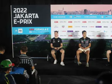 Pembalap dari tim Mercedes EQ Formula E Stoffel Vandoorne (kiri), tim Jaguar TCS Racing Mitch Evans (tengah), dan tim Envision Racing Nick Cassidy (kanan) memberi keterangan dalam konferensi pers jelang ajang balap Formula E Jakarta di Jakarta International E-Prix Circuit (JIEC), Jakarta, Jumat (3/6/2022). (Liputan6.com/Herman Zakharia)