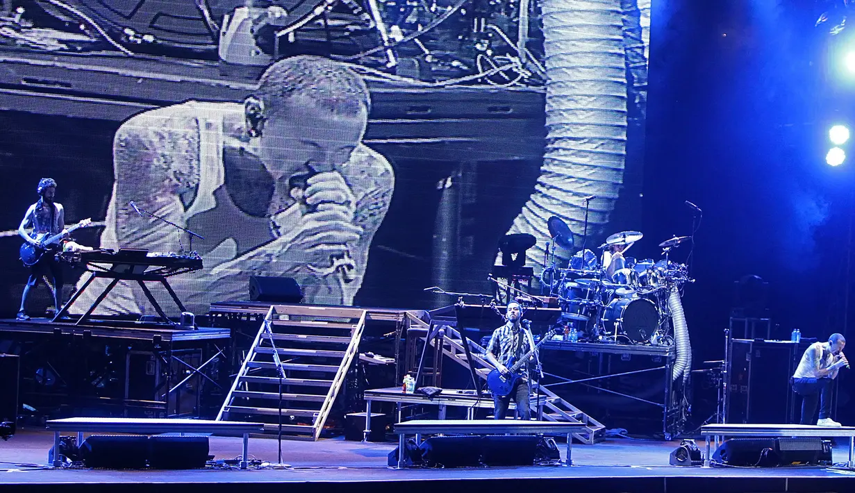 Beberapa foto Chester bersama grupnya, Linkin Park saat menggelar konser di Stadion Gelora Bung Karno Rabu 21 September 2011 silam. Penampilannya Chester dan kawan-kawan itu mampu membakar semangat penggemar musik rock. (Bambang E. Ros/Bintang.com)