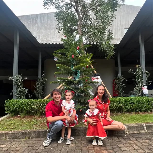 Potret harmonis 6 keluarga seleb beda agama rayakan Natal ini bikin adem lihatnya