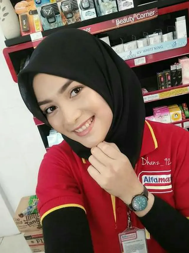 6 Editan Foto Seleb Berhijab Jadi Kasir Minimarket, Fans Meringis Lihatnya