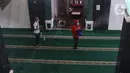 Petugas PMI Kota Tangerang melakukan penyenprotan disinfektan di area masjid Al Hidayah Cipondoh, Tangerang, Banten, Jumat (1/4/2022). Penyemprotan tersebut dilakukan untuk mengantisipasi penyebran covid 19 selama bulan Ramadhan. (Liputan6.com/Angga Yuniar)
