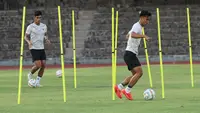 Pemain Timnas Indonesia U-23 Pratama Arhan sedang mengikuti sesi latihan perdana di Stadion Sriwedari Solo, Senin (4/9).(Liputan6.com/Fajar Abrori)