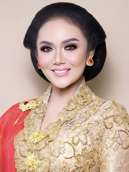 Di tangan MUA Dhirman Putra, wajah Krisdayanti dipoles serba pink. Mulai dari eye shadow, blush on, dan lipstiknya. [Instagram/@dhirmannputra]