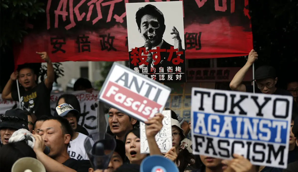 Rencana PM Shinzo Abe yang ingin memperluas peran militer mendapat tentangan dari sejumlah warga Jepang, (30/6/2014). (REUTERS/Issei Kato)