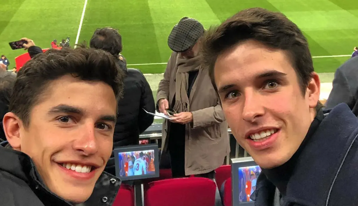 Diluar sirkuit, keduanya sering terlihat santai dan sering bercanda bersama. Baik Marc maupun Alex bahkan kerap membagikan momen mereka berdua yang diunggah di media sosial masing-masing. (Liputan6.com/IG/@marcmarquez9)