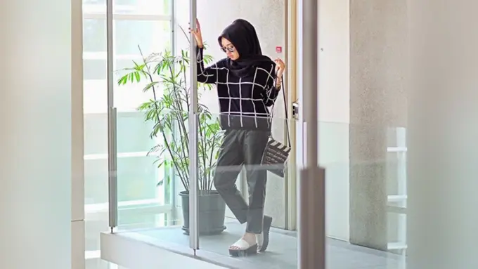 10 Style Hijab Monokrom yang Sanggup Maniskan Penampilanmu