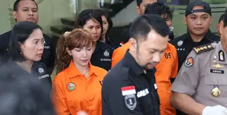 Roro Fitria menambah daftar panjang artis yang tertangkap akibat sabu. Roro ditangkap di keduamannya Patio Residence, Jakarta Selatan bertepatan Hari Valentine Rabu, (14/2) siang. (Nurwahyunan/Bintang.com)