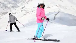 Pemain ski wanita bersiap menuruni lereng di resor ski Dizin, utara ibu kota Tehran, Iran, Kamis (8/3). Setiap tahunnya ribuan wisatawan lokal maupun asing menikmati bermain ski di resor yang termasuk 40 resor tertinggi di dunia. (AP Photo/Vahid Salemi)