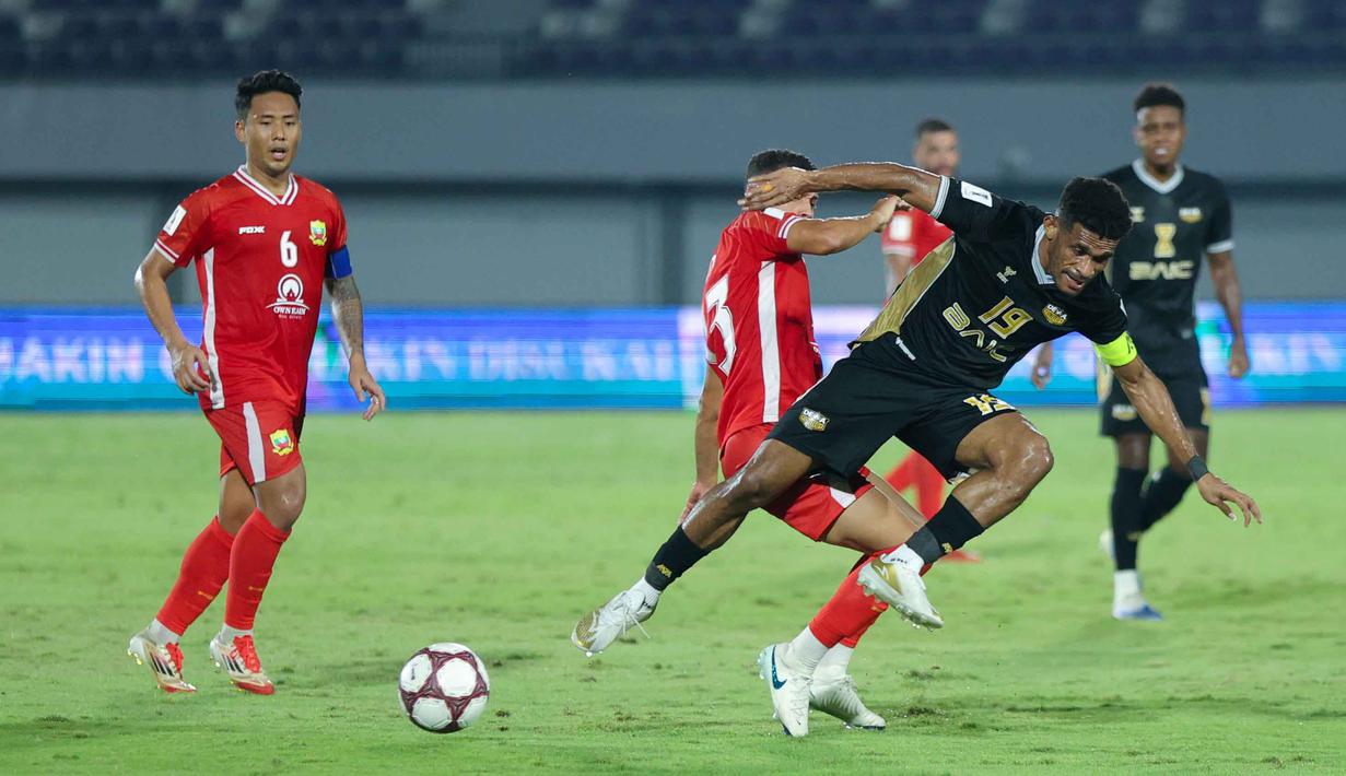 Bertanding di laga pamungkas Grup E AFC Challange League 2025-2026, Dewa United sukses menggilas Shan United dengan skor 4-1. Tampak dalam foto, pemain Dewa United, Ricky Kambuaya saat melawan Shan United pada matchday ketiga Grup E AFC Challange League 2025-2026 di Stadion Indomilk Arena, Tangerang, Sabtu (1/11/2025) malam WIB. (Bola.com/M Iqbal Ichsan)