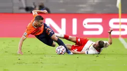 Pemain RB Leipzig, Kevin Kampl, berebut bola dengan pemain Basaksehir, Deniz Turuc, pada laga Liga Champions di Stadion RB Arena, Rabu (21/10/2020). RB Leipzig menang dengan skor 2-0. (Jan Woitas/dpa via AP)