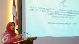 Deputi Bidang Penginderaan Jauh Lapan Orbita Roswintiarti memberikan penjelasan jelang serah terima data penginderaan jarak jauh beresolusi tinggi kepada sejumlah instansi dan daerah di Jakarta, Rabu (27/1/2016). (Liputan6.com/Helmi Fithriansyah)