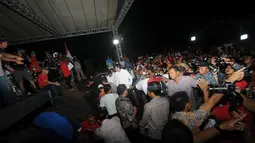 Tampak Jokowi dalam kerumunan masa yang berada di bawah panggung (Liputan6.com/Herman Zakharia)