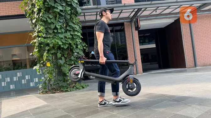 <p>Xiaomi Electric Scooter 4 Lite 2nd Gen saat dilipat. (Liputan6.com/ Yuslianson)</p>