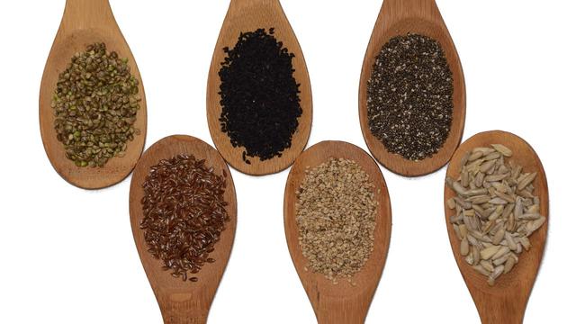 Ilustrasi jintan hitam sebagai rempah dan bumbu masakan dengan khasiat anti-inflamasi
