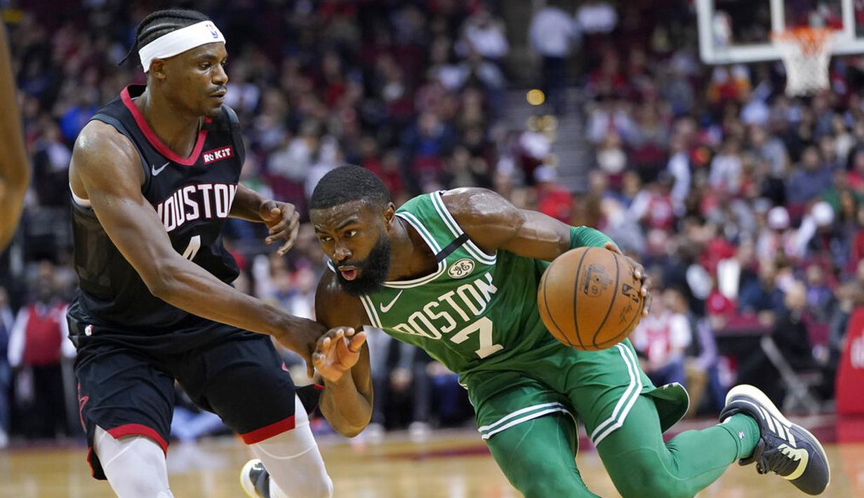 Pebasket Boston Celtics, Jaylen Brown, berusaha melewati pebasket Houston Rockets, Danuel House Jr, pada laga NBA Rabu (12/2/2020). Houston Rockets menang 116-105 atas Boston Celtics. (AP/David J. Phillip)