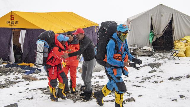 FOTO: China Ukur Ulang Tinggi Gunung Everest